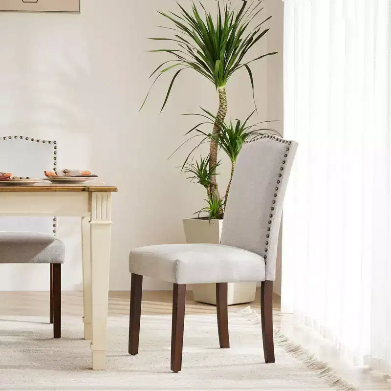 Sedie da pranzo moderne senza braccioli con tessuto imbottito, borchie e gambe in legno