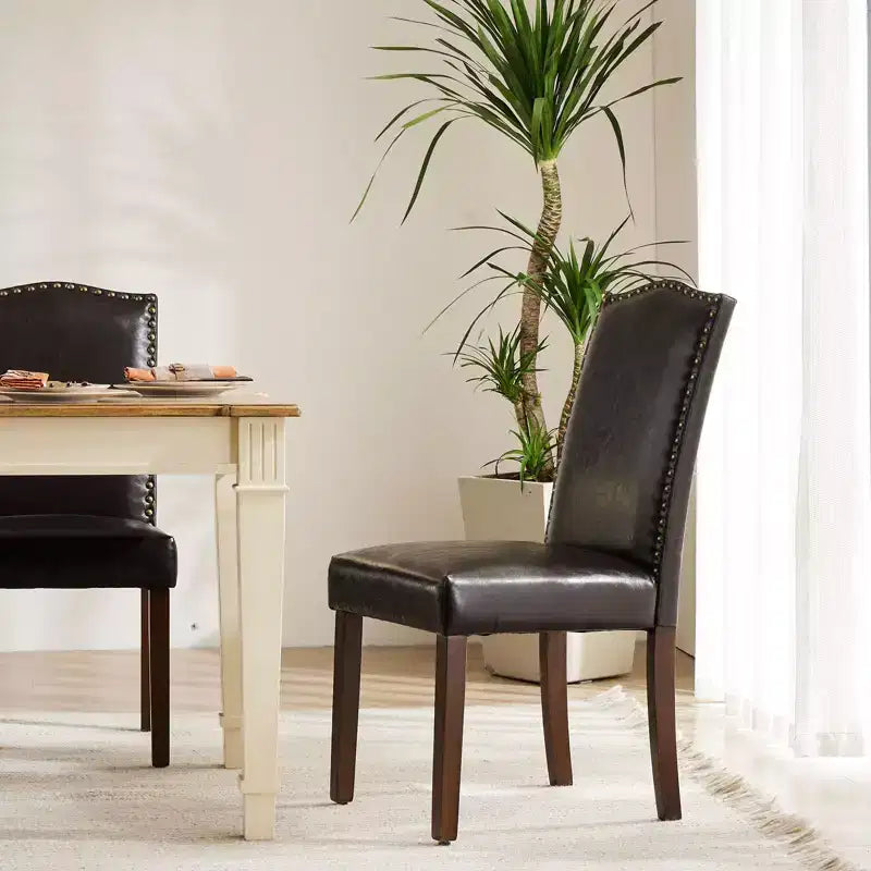 Sedie da pranzo moderne senza braccioli con tessuto imbottito, borchie e gambe in legno