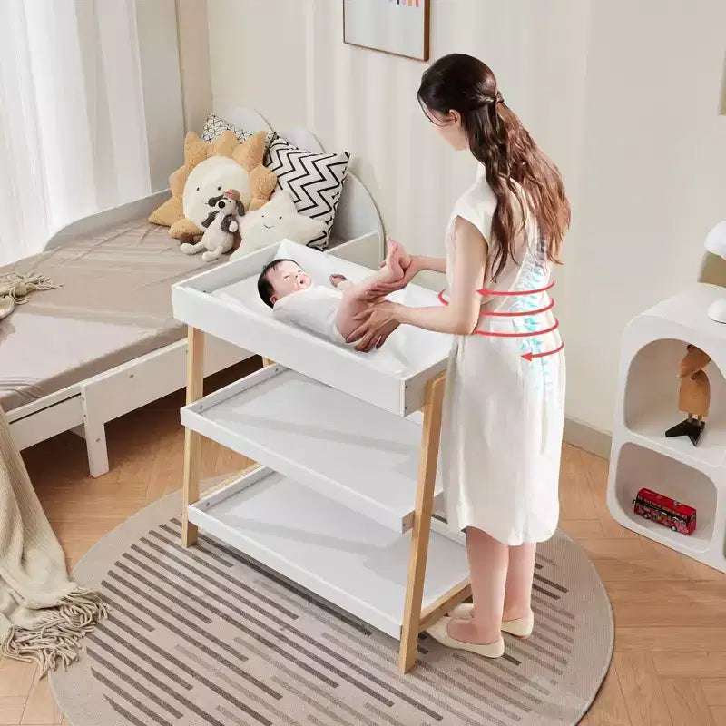Fasciatoio portatile moderno e compatto con materassino impermeabile e 2 ripiani portaoggetti per neonati e bambini.