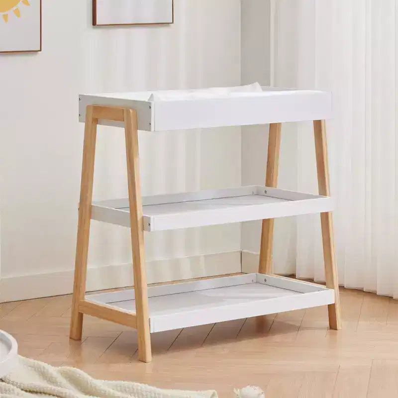 Fasciatoio portatile moderno e compatto con materassino impermeabile e 2 ripiani portaoggetti per neonati e bambini.