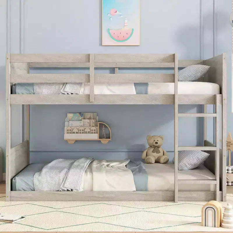 Letto a castello singolo su singolo con testiera e pediera a pannelli, struttura in legno di gomma con sponde protettive e scaletta, quercia anticata