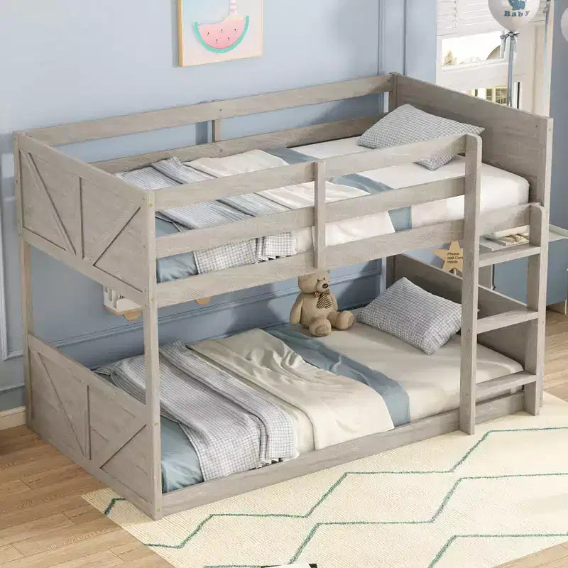 Letto a castello singolo su singolo con testiera e pediera a pannelli, struttura in legno di gomma con sponde protettive e scaletta, quercia anticata