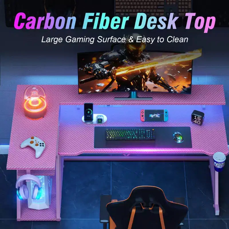 Scrivania da gaming angolare a L da 55 pollici, tavolo per computer rosa con supporto per monitor, mensole portaoggetti a 3 ripiani, scrivania da gamer moderna in fibra di carbonio, configurazione salvaspazio