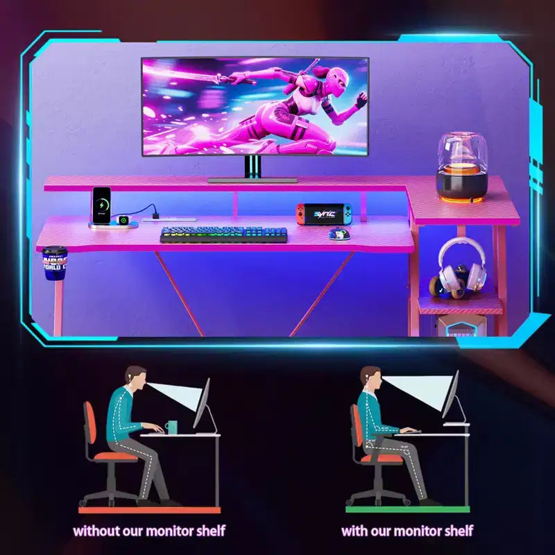 Scrivania da gaming angolare a L da 55 pollici, tavolo per computer rosa con supporto per monitor, mensole portaoggetti a 3 ripiani, scrivania da gamer moderna in fibra di carbonio, configurazione salvaspazio