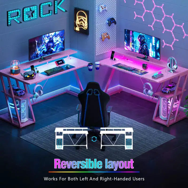 Scrivania da gaming angolare a L da 55 pollici, tavolo per computer rosa con supporto per monitor, mensole portaoggetti a 3 ripiani, scrivania da gamer moderna in fibra di carbonio, configurazione salvaspazio