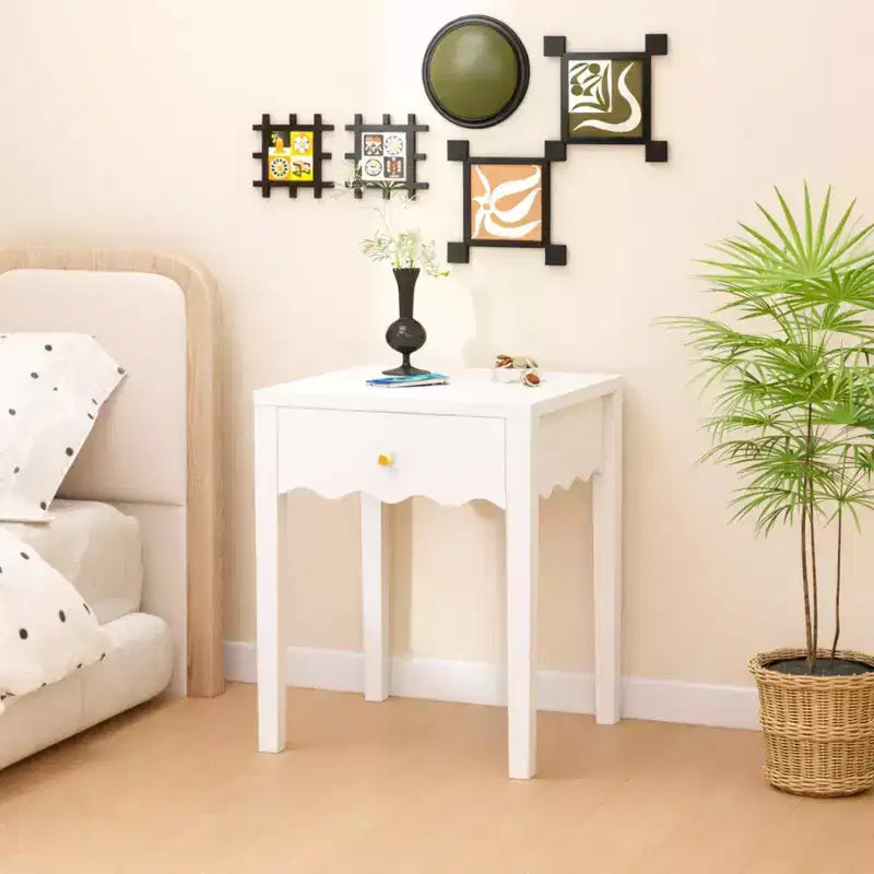 Comodino bianco con cassetto, tavolino moderno con design a grembiule ondulato, tavolino compatto per camera da letto e soggiorno, tavolino piccolo con contenitore