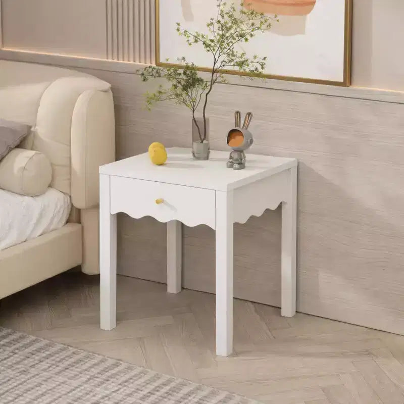Comodino bianco con cassetto, tavolino moderno con design a grembiule ondulato, tavolino compatto per camera da letto e soggiorno, tavolino piccolo con contenitore